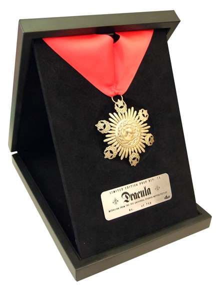 Um Medallion Of Dracula Ltd Ed Prop Rep